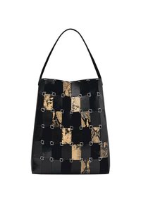 Zwarte leren tote bag met een geweven patroon, zwarte en slangenprint accenten, zilveren hardware en een enkele schouderband.