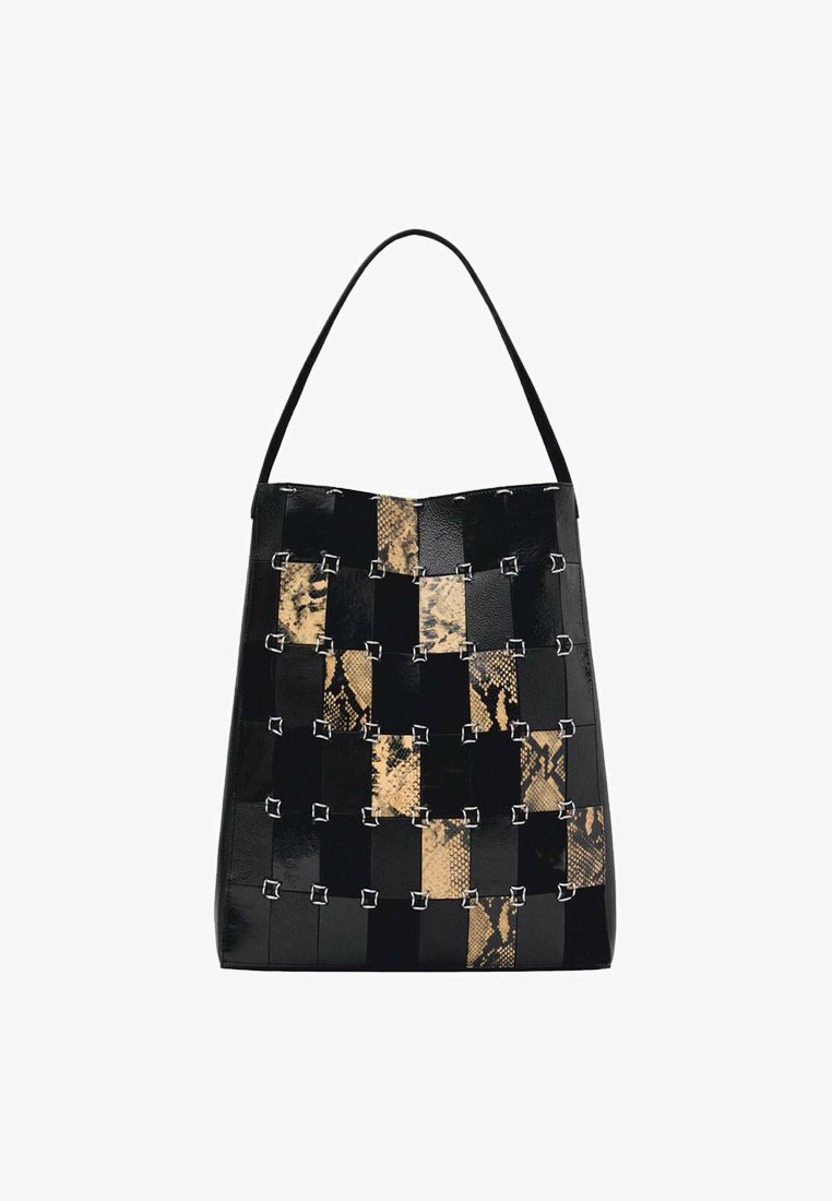 Geantă tote din piele neagră, cu un model țesut, accente negre și cu imprimeu de șarpe, accesorii din metal argintiu și o curea pentru umăr.