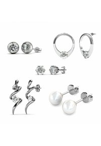 Orecchini in argento con pietre preziose trasparenti, tra cui perni, design circolari, forme tortuose e accenti di perle. Varie tipologie esposte.