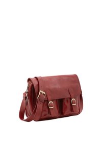 Borsa a tracolla in pelle rossa con pattina, due tasche frontali e accessori in argento. Texture liscia con tracolla regolabile.