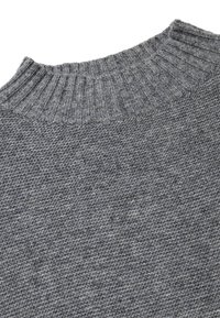 Šedý pletený svetr s vroubkovaným kulatým výstřihem, vyrobený z texturovaného materiálu s jemně rozmanitou tonalitou po celé látce.