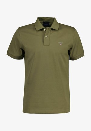 Olivgrön polo skjorta i bomull med korta ärmar, krage och två knappar. Har en liten broderad logotyp på bröstet.