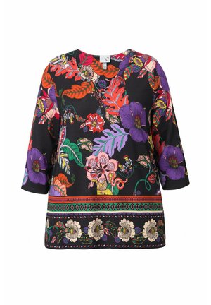Bloemdruk top met zwarte achtergrond, versierd met meerderkleurige bloemen, groene bladeren en een decoratieve band aan de onderkant. Korte mouwen en ronde hals.