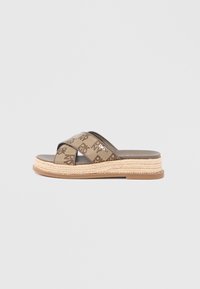 Sandale în stil espadrile cu bretele din p�ânză maro ce prezintă un model monogram, talpă cu platformă înclinată înfășurată în iută și o platformă netedă maro închis.