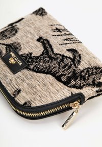 Pochette beige texturée avec un motif animal noir, des accents en cuir noir et une fermeture éclair dorée avec un détail de marque.