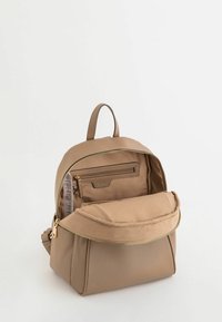 Brązowy plecak skórzany o gładkiej teksturze, z zamykanym głównym przedziałem, przednią kieszenią oraz złotymi akcentami metalowymi.