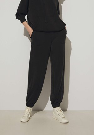SOFT-TOUCH JOGGERS - Teplákové kalhoty - black