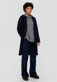 s.Oliver MIT VERLÄNGERTEM RÜCKENSAUM - Kapuzenpullover - graphit
