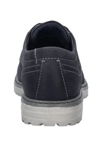 Ciemnoniebieski skórzany but z jasnoszarym gumowym spodem. Cechy obejmują szczegóły szwów, zaokrąglony czubek oraz fakturowane wykończenie cholewki.