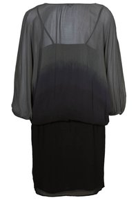 Abito nero con maniche trasparenti grigie, caratterizzato da un effetto ombre che va dal grigio al nero. Tessuto morbido, design ampio e vita elasticizzata.