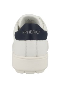 Weißer Sneaker mit einem strukturierten Lederoberteil, navy blauer Ferseneinsatz und prägierter "SPHERICA"-Logo. Verfügt über eine abgerundete Sohle mit sichtbar erkennbaren Traktionsmustern.