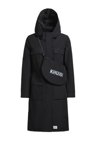 Parka impermeabilă neagră cu glugă, multiple buzunare frontale și o geantă crossbody neagră branduită Khujo. Are o textură netedă și durabilă.
