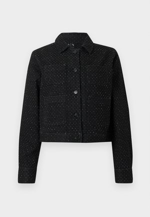 Casaco preto cropped com tecido texturizado, apresentando dois bolsos frontais, fecho de botões e gola com colarinho. Detalhes subtis de costura por todo o casaco.