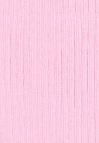 Miękki różowy materiał o prążkowanej strukturze, z pionowymi liniami. Materiał wydaje się gładki i lekki, idealny do odzieży lub akcesoriów.