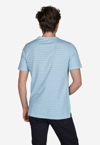 Hellblaues T-Shirt mit kurzen Ärmeln und schmalen horizontalen Streifen, Rundhalsausschnitt und seitlichen Schlitzen am Saum. Weicher Stoff.