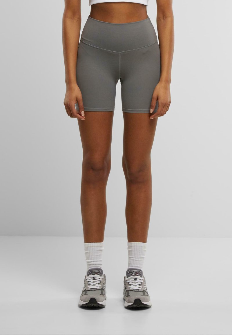 Shorts atléticos de tiro alto en gris, fabricados con tejido elástico, con una textura suave y sin patrones o herrajes visibles.