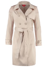 Trench-coat beige à double boutonnage avec panneaux en maille sur les épaules et les manches, taille ceinturée, poignets à boutons et poches avant.
