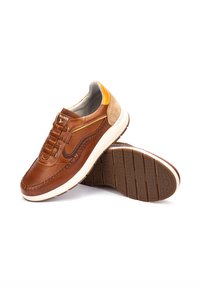 Baskets en cuir marron avec une finition texturée, des accents en daim tan contrastants, des lacets élastiques et une semelle extérieure en caoutchouc avec une adhérence à motif.
