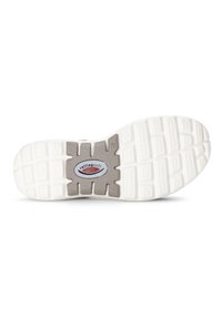 Witte sneakersole met rubberen grippatroon, voorzien van een grijze tussenzool en een rond logo in het midden. Textuur voor grip en flexibiliteit.