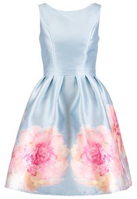 Hihaton vaaleansininen satiini mekko, jossa on istuva puku ja levenevä hame, jossa on suuria vaaleanpunaisia akvarellikukkakuosisia yksityiskohtia helmassa.