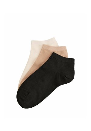 Trzy pary skarpetek za kostkę w kolorach czarnym, beżowym i kremowym, ułożone jedna na drugiej na białym tle.