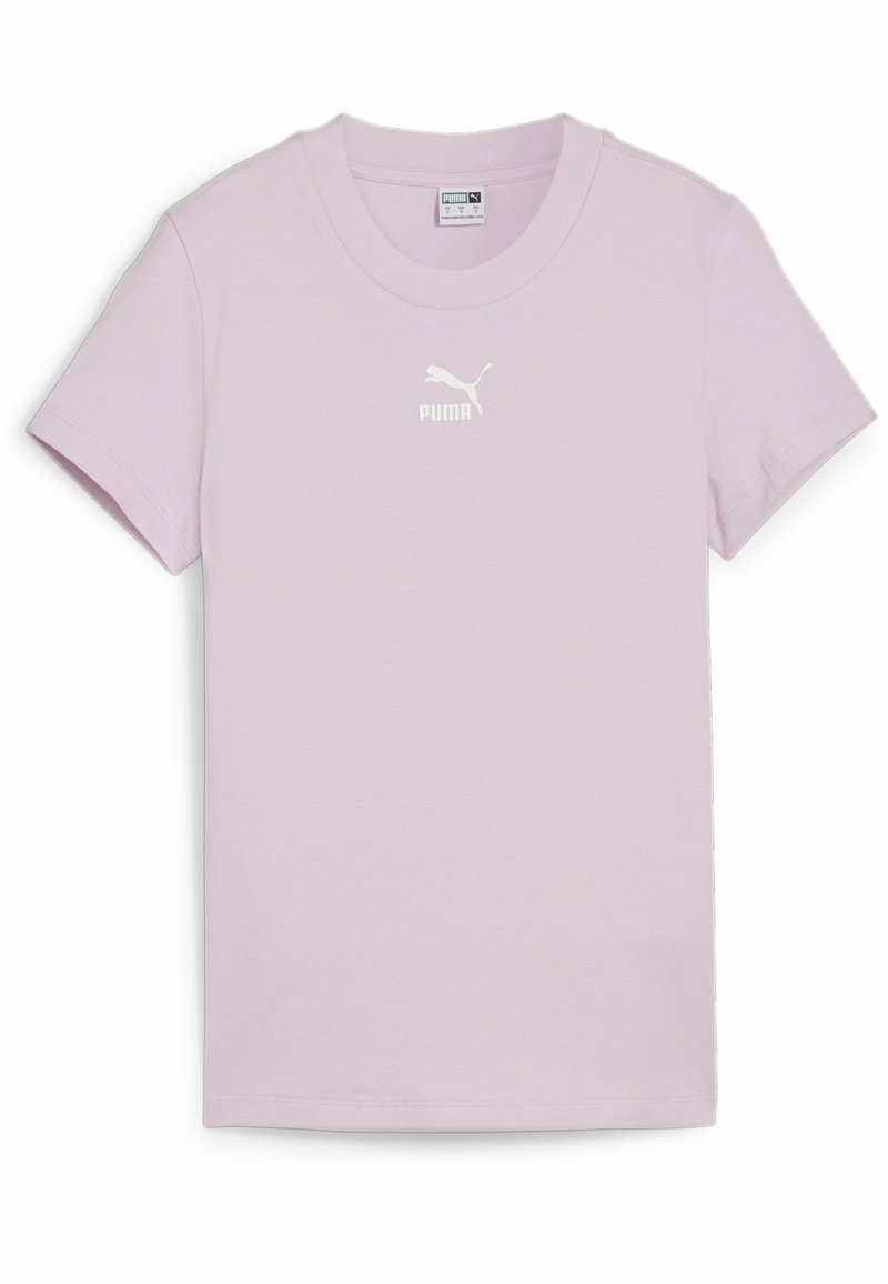 Jasnofioletowa bawełniana koszulka z krótkim rękawem, okrągłym dekoltem i małym białym logo Puma umieszczonym na środku klatki piersiowej.