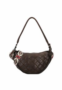 Borsa in pelle marrone trapuntata con una tracolla decorata con accenti rossi, neri e crema; forma curva e manico intrecciato per un facile trasporto.