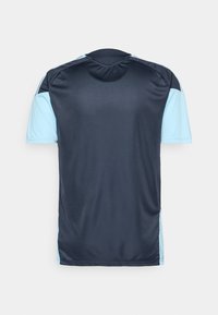 Ναυτικό μπλε αθλητικό πουκάμισο με ανοιχτό μπλε κοντό μανίκι, φτιαγμένο από λείο ύφασμα, με στρογγυλή λαιμόκοψη και απλό σχέδιο.