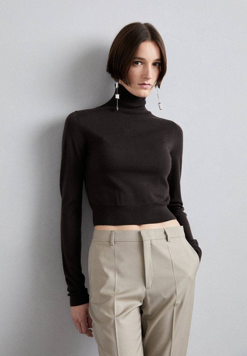 Turtleneck Knit Color: Oak