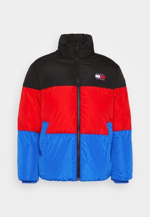 Polstret jakke med en sort overdel, rød midtersektion og blå underdel. Inkluderer en høj krave og lynlås lukning.