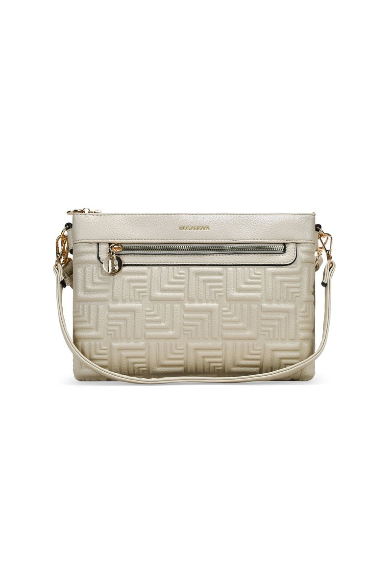 Bolso cruzado beige con patrón geométrico texturizado, que cuenta con un cierre superior con cremallera y un bolsillo frontal con cremallera. Acentuado con herrajes dorados.