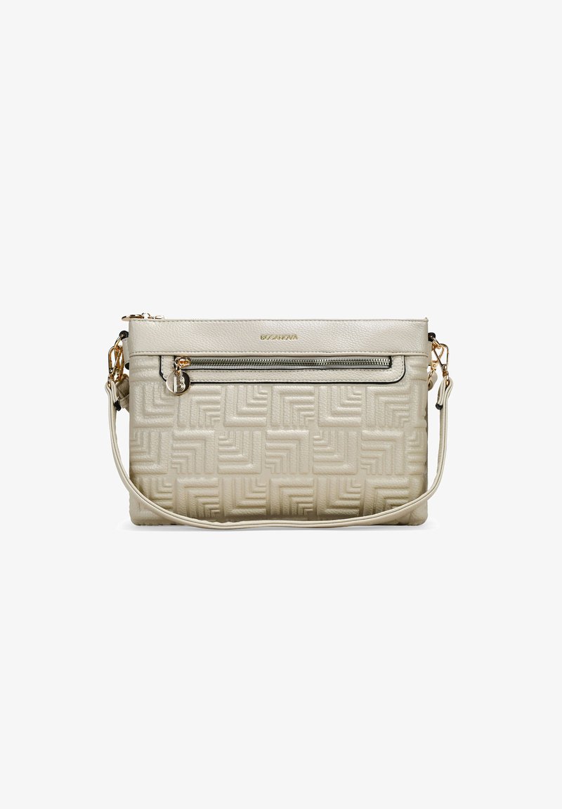 Bolso cruzado beige con patrón geométrico texturizado, que cuenta con un cierre superior con cremallera y un bolsillo frontal con cremallera. Acentuado con herrajes dorados.