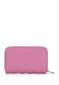 Portafoglio in pelle rosa con zip, caratterizzato da una texture liscia, dettagli cuciti e un logo impresso sulla parte anteriore. Forma rettangolare.