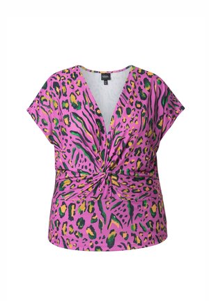 Heldere roze V-hals blouse met groene en gele abstracte luipaardprint, korte mouwen en een gedraaide knoopdetail bij de taille.