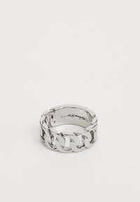 Sølv metallring med kjedelinkdesign, med en glatt, polert overflate og en teksturert indre ring med logo-gravering.
