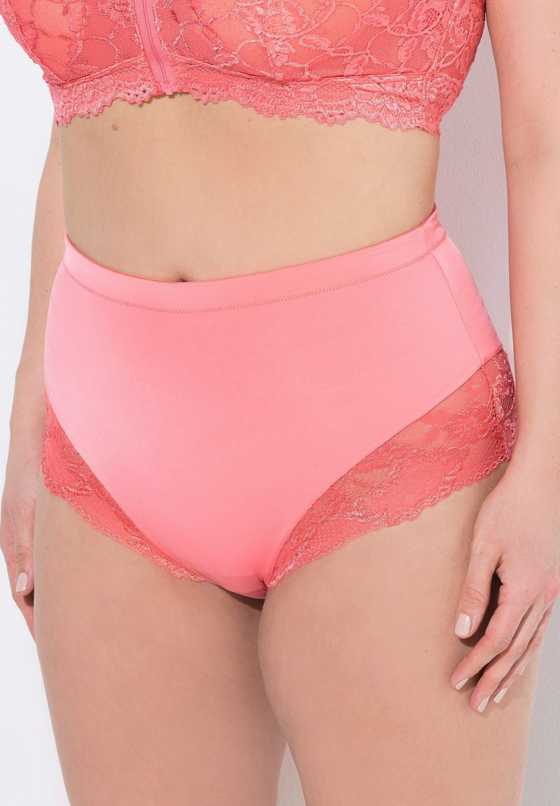 Slip in rosa a vita alta con un davanti in tessuto liscio e accenti in pizzo sui lati. Vita elastica per il massimo del comfort.