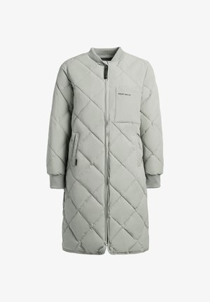 Hellgrauer langer gesteppter Mantel mit diagonalem Steppmuster, vorderem Reißverschluss, gerippten Bündchen, Brusttasche und Seitentaschen.