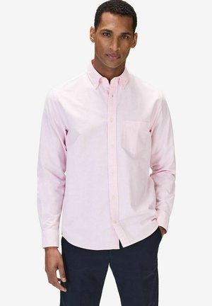 Lys pink skjorte med knapper lavet af bomuld, har en spids krave, en enkelt brystlomme, lange ærmer og en afslappet pasform.
