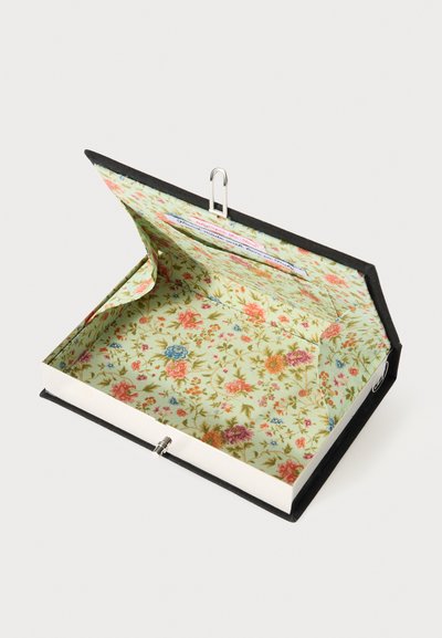 Fólio preto com um interior de padrão floral em verde, apresentando flores rosas e azuis. Inclui um mecanismo de anel metálico prateado.