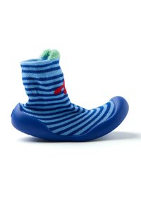 Chaussette douce rayée bleue avec une bordure verte et une semelle en caoutchouc bleu, conçue pour le confort et l'adhérence, avec un motif d'accent rouge.