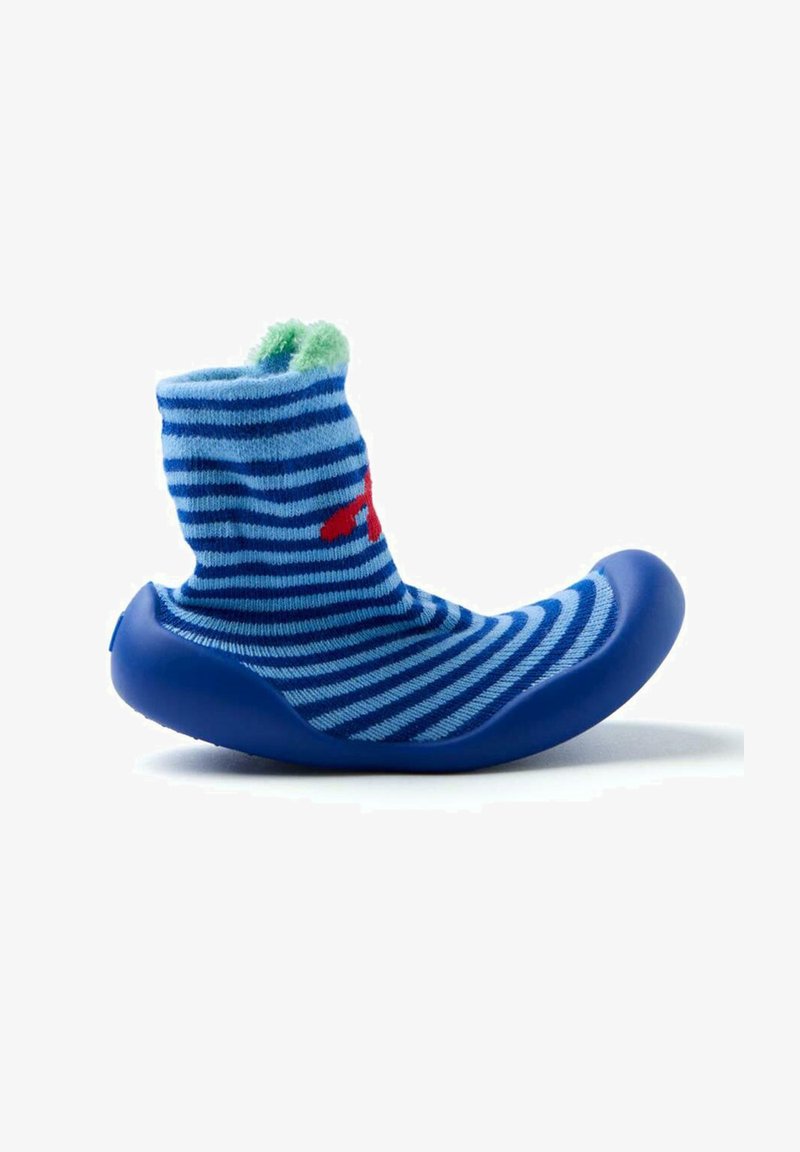 Chaussette douce rayée bleue avec une bordure verte et une semelle en caoutchouc bleu, conçue pour le confort et l'adhérence, avec un motif d'accent rouge.