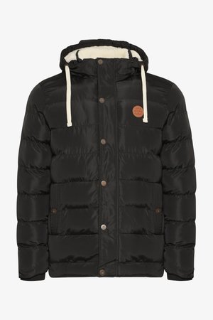 Mustmust musta jope, millel on karvane kapuuts, esiosa nupuklõpsuga kinnitamine, kaks küljetaskut ja ringikujuline logo õlal.