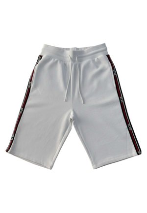 Witte knielange shorts met elastische tailleband, trekkoord en zwarte en rode zijstrepen met herhaalde "GCDS"-tekst.
