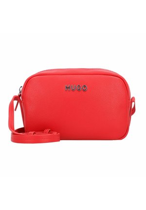 Czerwona prostokątna torebka na ramię o ziarnistej fakturze, z srebrnym zamkiem błyskawicznym oraz logo "HUGO" w srebrnych literach na przedniej części.