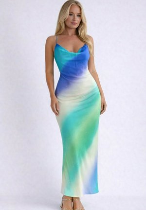 Femme debout portant une robe longue sans manches en dégradé bleu, vert et blanc avec de fines bretelles et un col bénitier, talons beiges visibles.