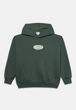 Sweat à capuche Nike vert foncé à enfiler, avec un logo ovale vert pâle sur la poitrine, une poche kangourou à l’avant et des poignets et un ourlet côtelés.