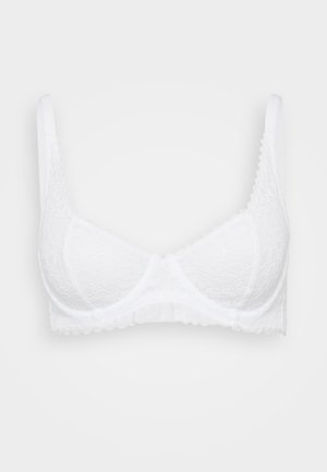 Bralette bianco in pizzo con coppe morbide e imbottite, bordi ondulati e spalline regolabili. Il motivo floreale intricato aggiunge dettaglio al design.