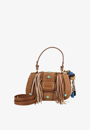 Bruine leren handtas met turkoois steendecoraties, gouden studs, lange franjes, een bovenhandvat en een afneembare schouderriem.