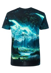 Dunkelblauses T-Shirt mit einer Galaxie-Druck, der Bäume und eine leuchtende Landschaft zeigt. Kurzärmlig und mit Rundhalsausschnitt. Aus Baumwolle.