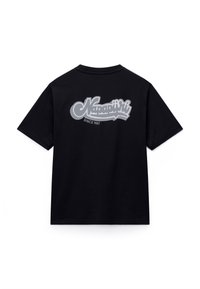 Μαύρο κοντομάνικο μπλουζάκι με γκρι στυλιζαρισμένο λογότυπο "Napapijri Since 1987" τυπωμένο στο πάνω μέρος της πλάτης.